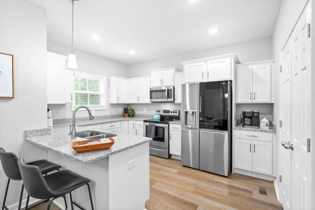 One-Of-A-Kind Smart, Cookie Themed Home For Up To 6 Clarksville Bagian luar foto