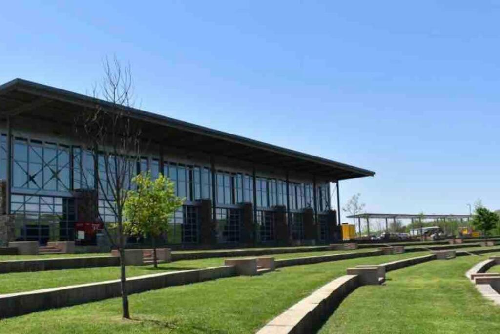 One-Of-A-Kind Smart, Cookie Themed Home For Up To 6 Clarksville Bagian luar foto