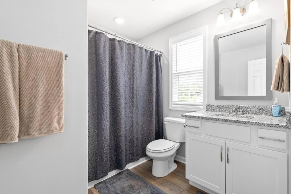 One-Of-A-Kind Smart, Cookie Themed Home For Up To 6 Clarksville Bagian luar foto