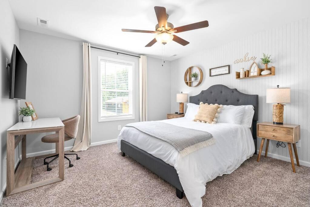One-Of-A-Kind Smart, Cookie Themed Home For Up To 6 Clarksville Bagian luar foto