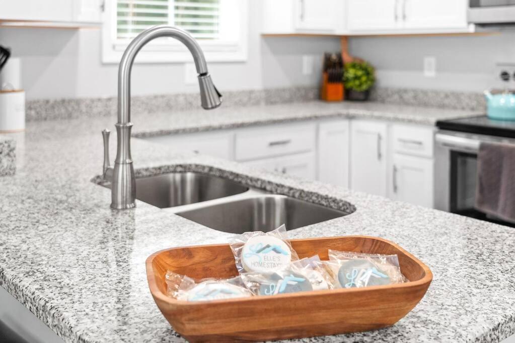 One-Of-A-Kind Smart, Cookie Themed Home For Up To 6 Clarksville Bagian luar foto