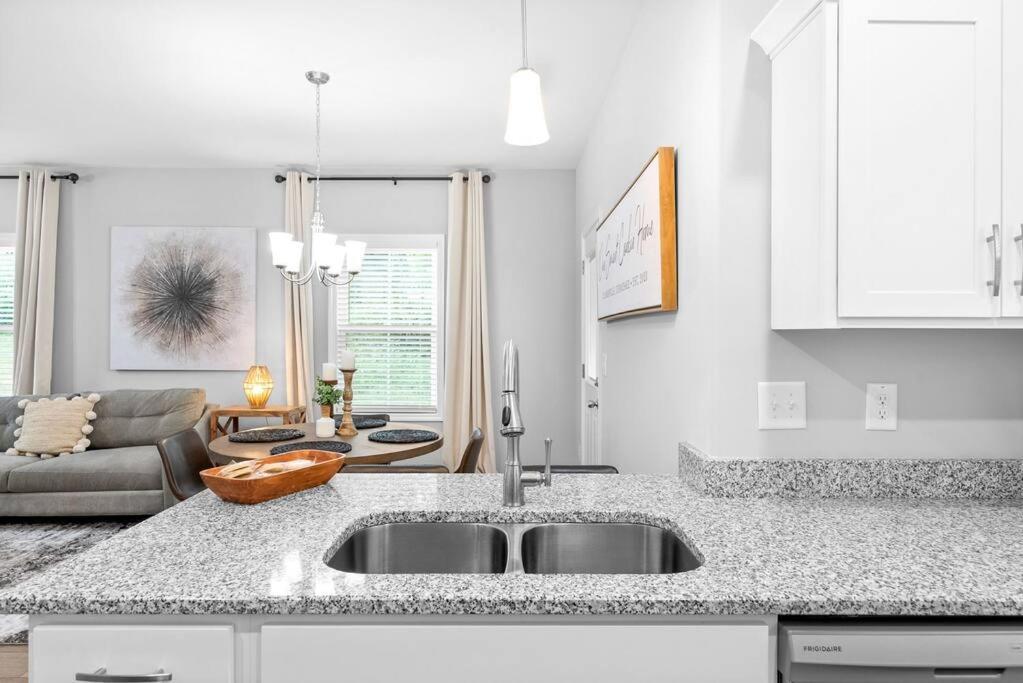 One-Of-A-Kind Smart, Cookie Themed Home For Up To 6 Clarksville Bagian luar foto